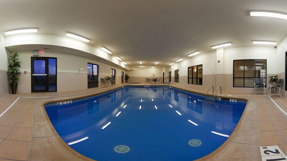 Holiday Inn Express Hotel & Suites Mcpherson By Ihg Buitenkant foto
