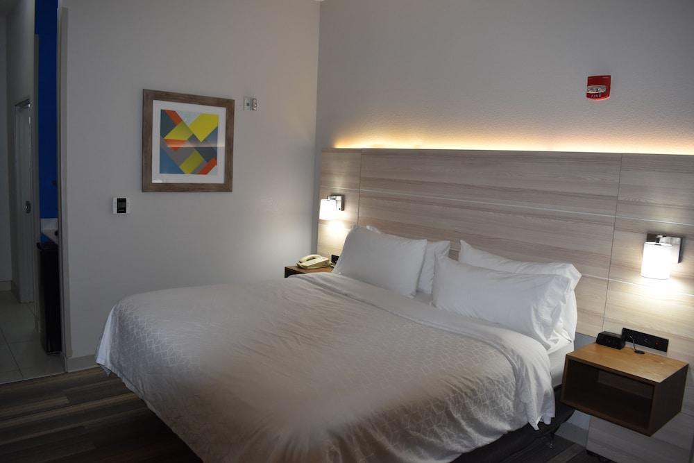 Holiday Inn Express Hotel & Suites Mcpherson By Ihg Buitenkant foto