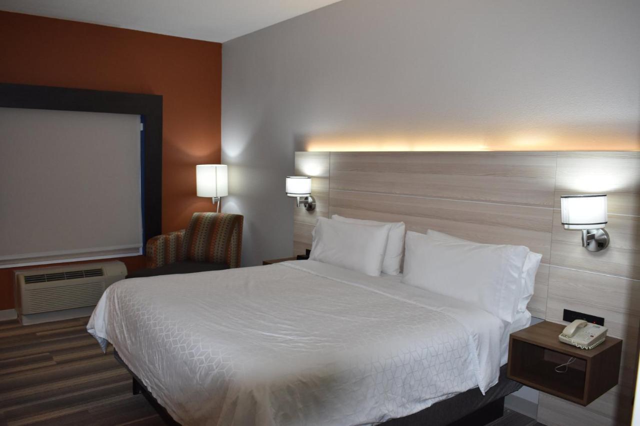 Holiday Inn Express Hotel & Suites Mcpherson By Ihg Buitenkant foto