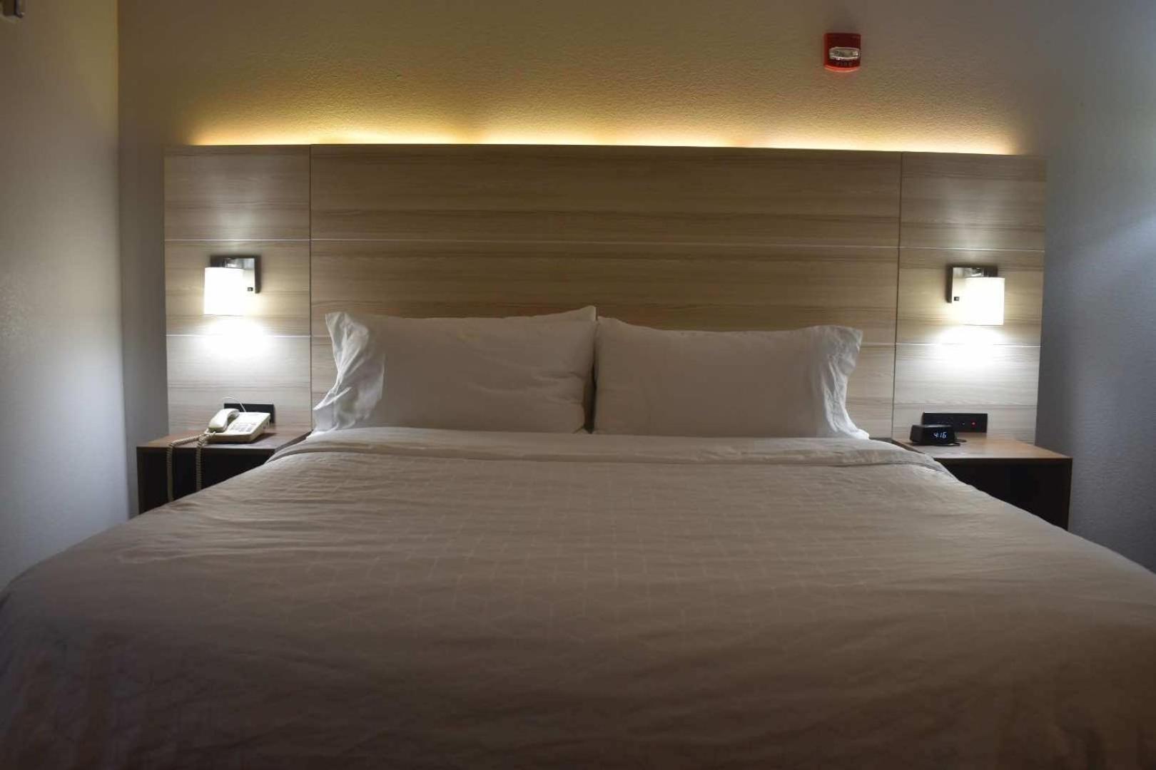 Holiday Inn Express Hotel & Suites Mcpherson By Ihg Buitenkant foto