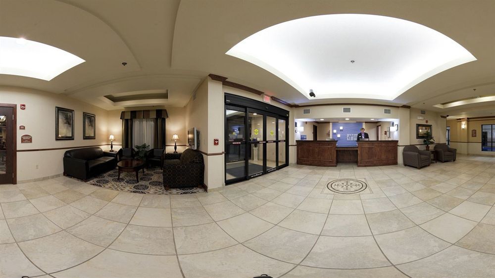 Holiday Inn Express Hotel & Suites Mcpherson By Ihg Buitenkant foto
