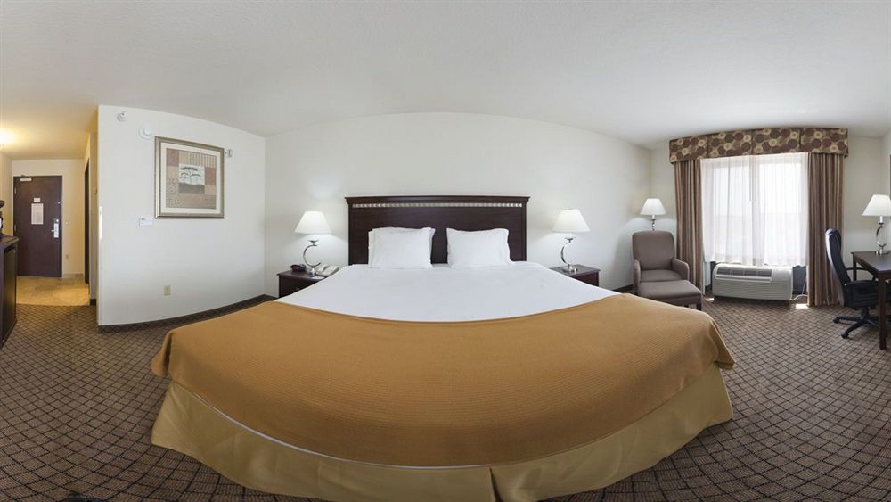 Holiday Inn Express Hotel & Suites Mcpherson By Ihg Buitenkant foto