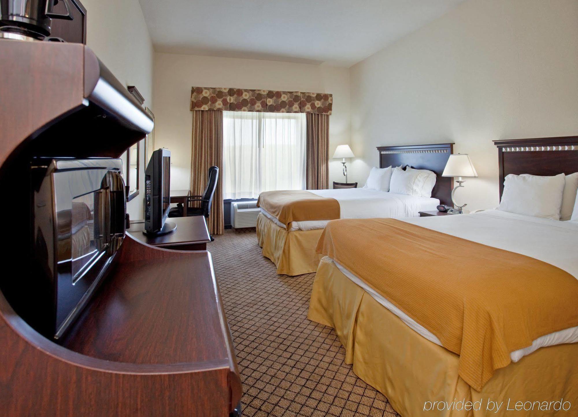 Holiday Inn Express Hotel & Suites Mcpherson By Ihg Kamer foto