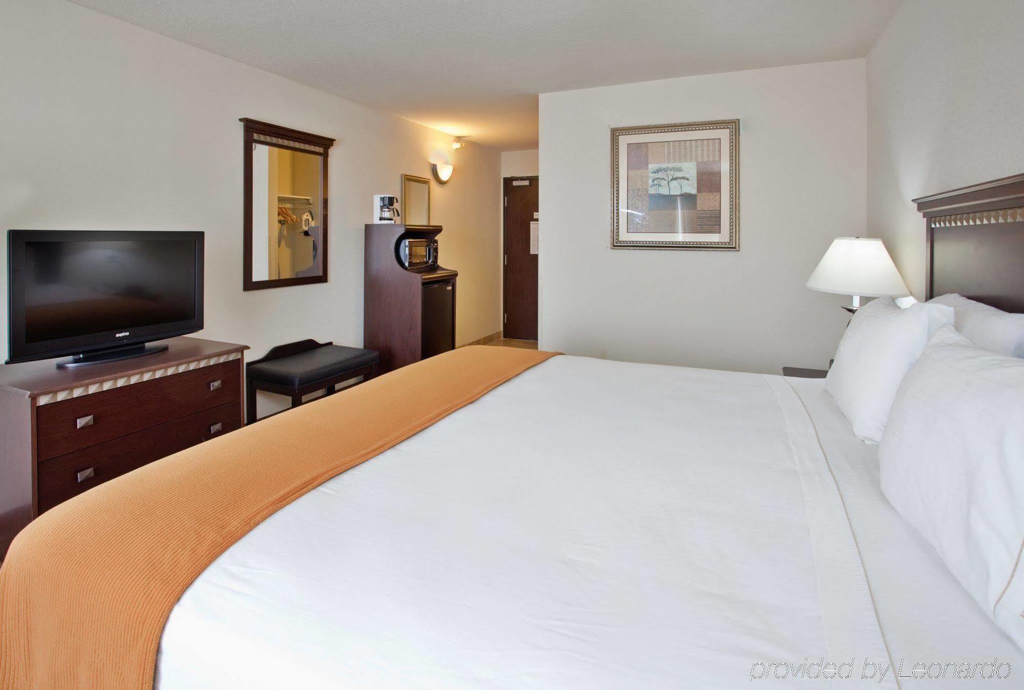 Holiday Inn Express Hotel & Suites Mcpherson, An Ihg Hotel Buitenkant foto