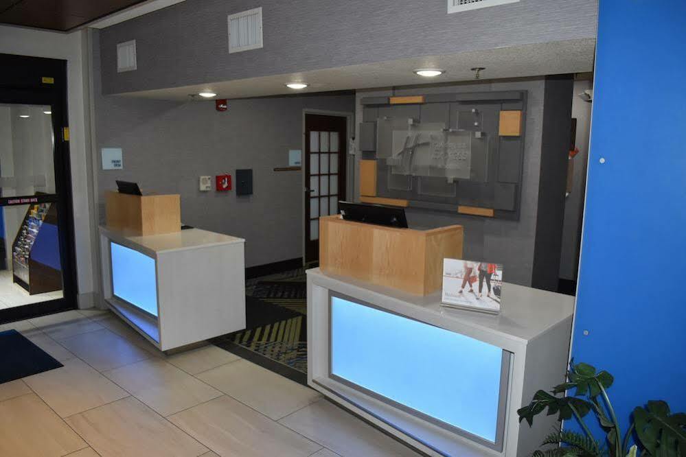 Holiday Inn Express Hotel & Suites Mcpherson By Ihg Buitenkant foto