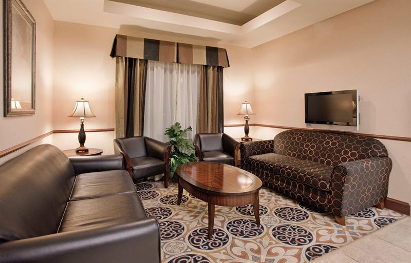 Holiday Inn Express Hotel & Suites Mcpherson By Ihg Buitenkant foto